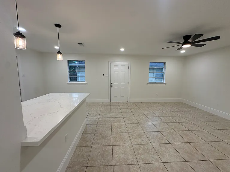 2723 Longwood Dr — Photo 8