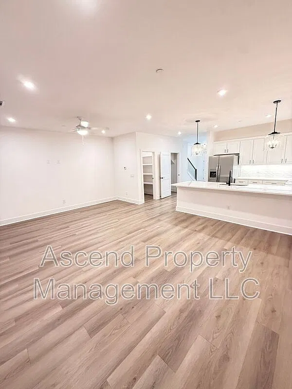 3 bed, 3.0 bath, 2329 sqft, $2,400 — Photo 2