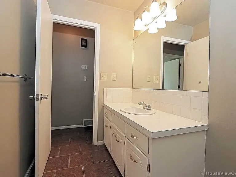 1105 N West End Blvd — Photo 18