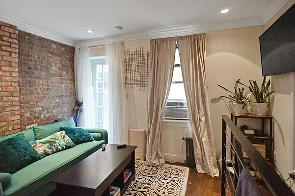 Rented by Compass | media 25