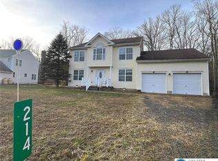 214 Kensington Dr, Bushkill, PA 18324