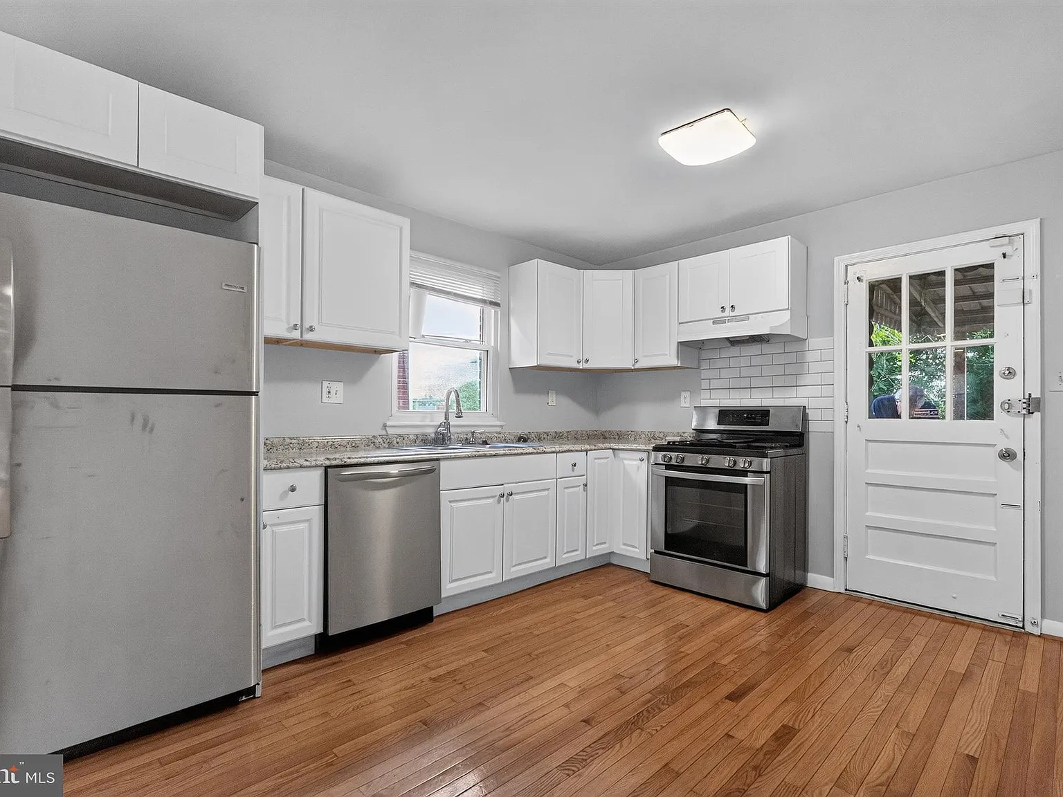 3 bed, 1.5 bath, 1920 sqft, $3,000 — Photo 3