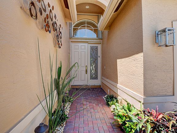 Home For Sale In Valencia Pointe