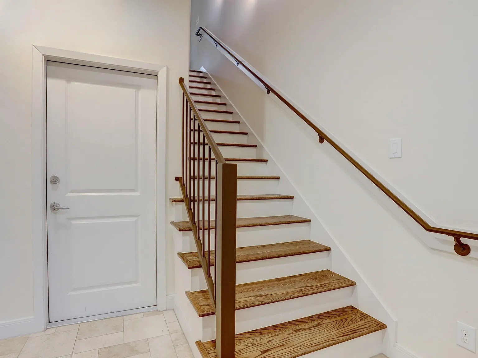 3 bed, 3.5 bath, 2430 sqft, $3,200 — Photo 3
