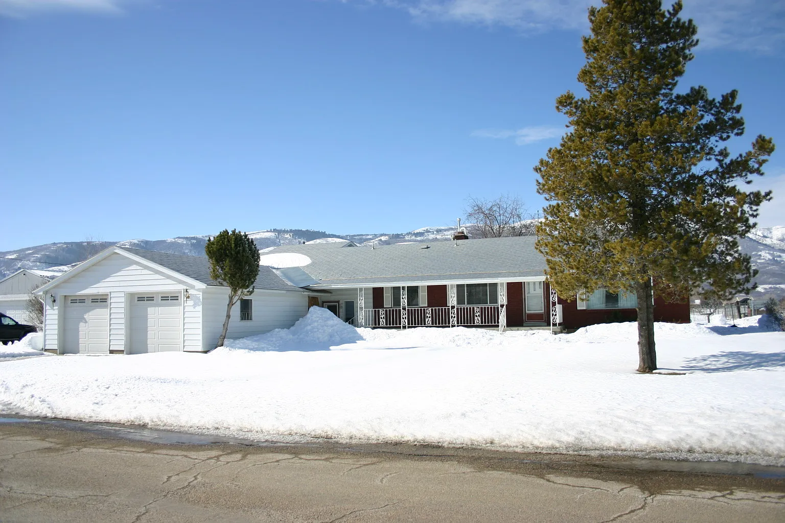 6 bed, 4676 sqft, $3,100 — Photo 1