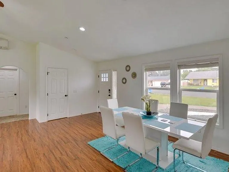 1680 Arlington Dr — Photo 2