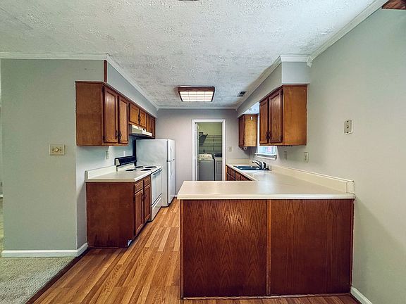5th image of 29 Englewood Dr