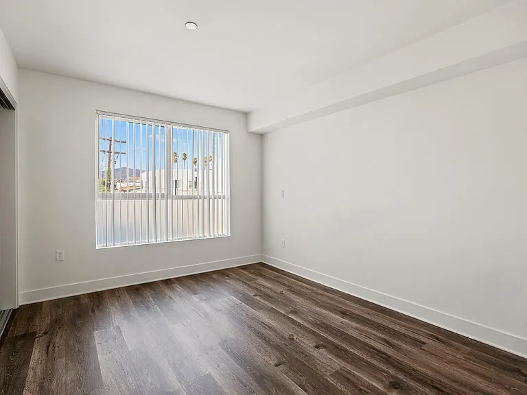 Hall Bedroom with mirrored closet