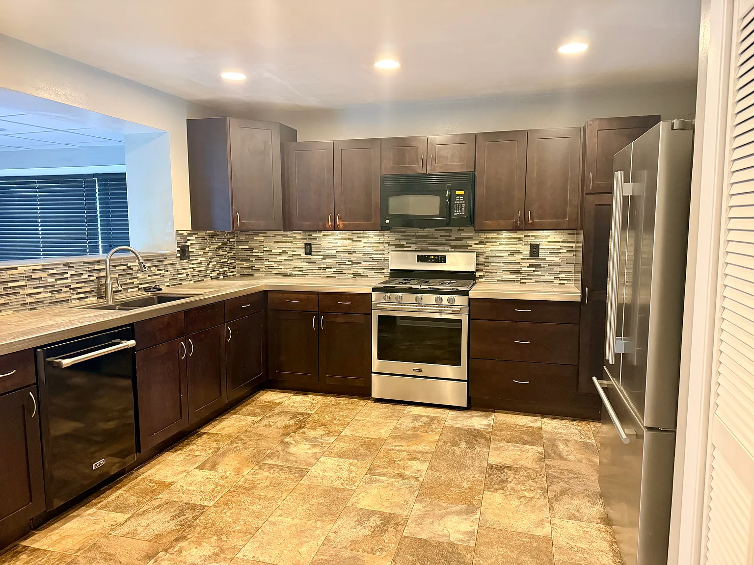 3 bed, 1.5 bath, 2200 sqft, $1,950 — Photo 2