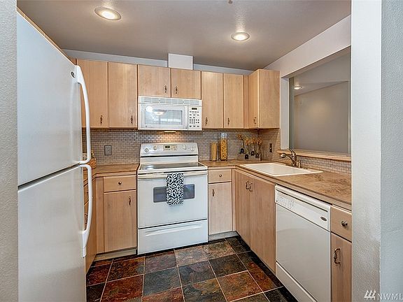 5th image of 14027 NE 181st St APT B101