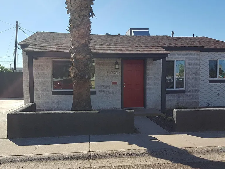 709 E Weldon Ave — Photo 1