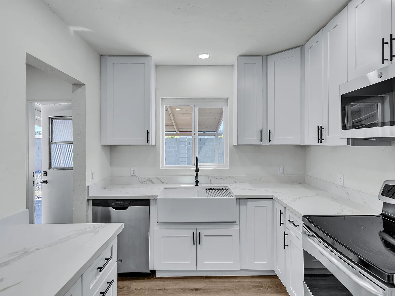 3 bed, 1242 sqft, $2,450 — Photo 2