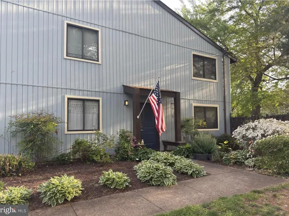 19 Carousel Ct, Sterling, VA 20164