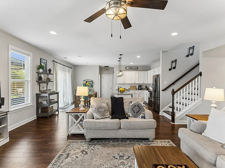 1010 Vanguard Dr — Photo 16