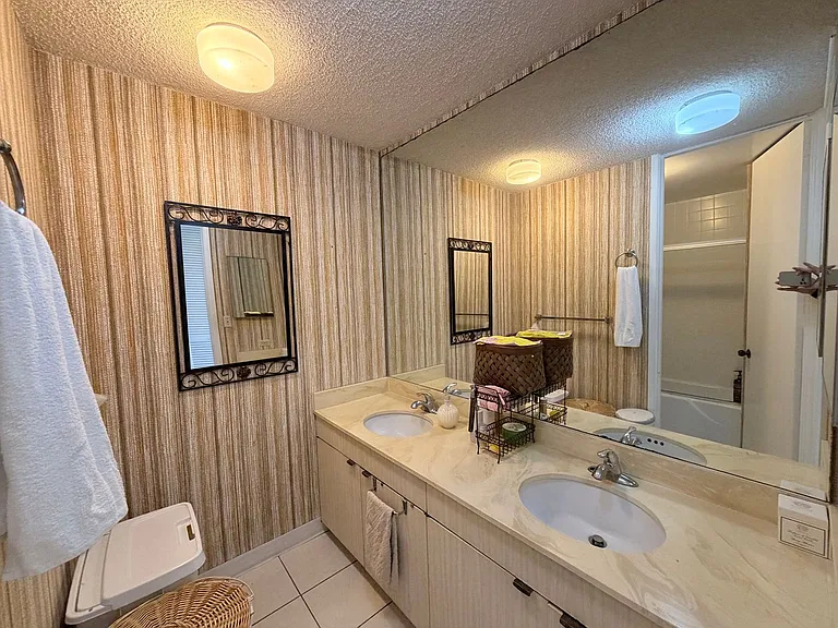 555 University Ave #1900 — Photo 16