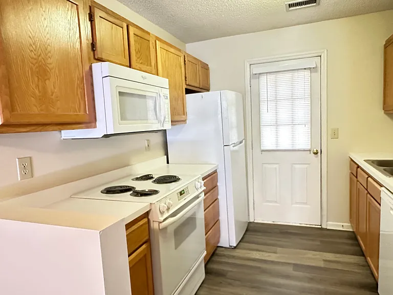 610 English Ct — Photo 4