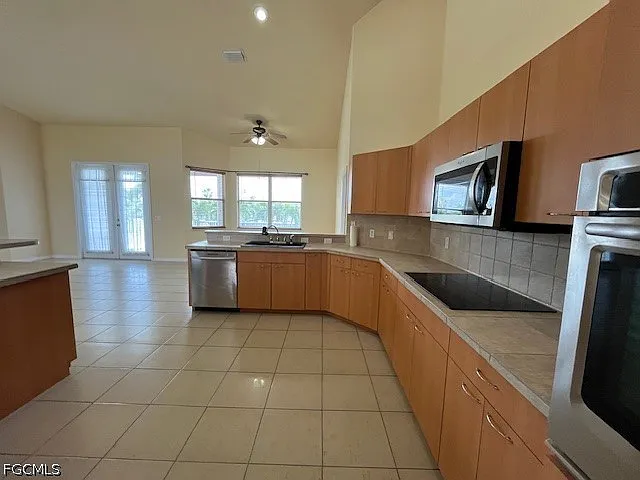 3 bed, 2.0 bath, 2282 sqft, $2,895 — Photo 4