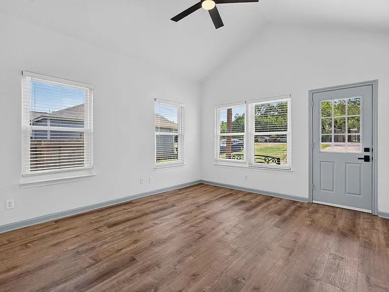 112 Remington Rd — Photo 10