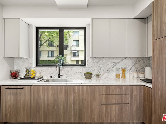 4th image of 12304 Moorpark St #103
