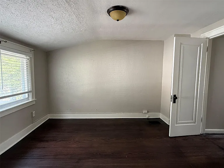 264 E Woodland St — Photo 10