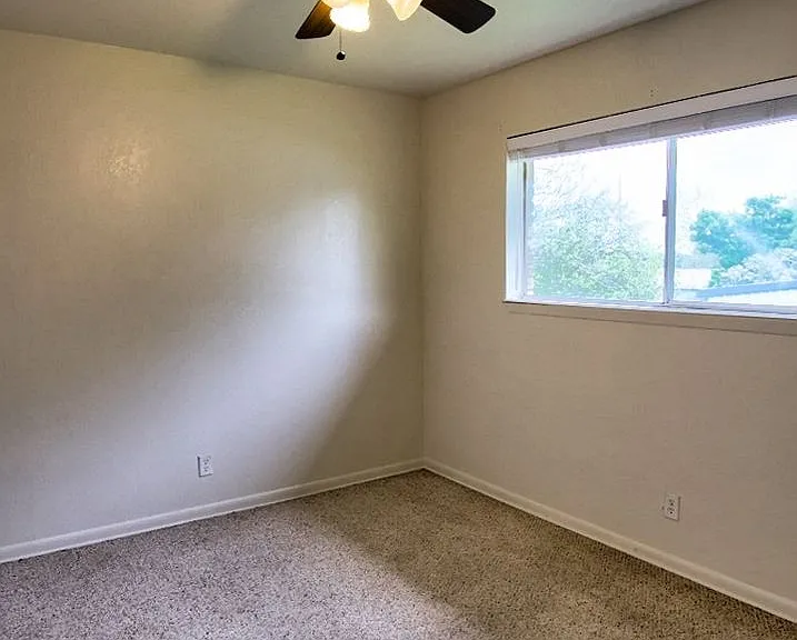 403 Earl Dr — Photo 9