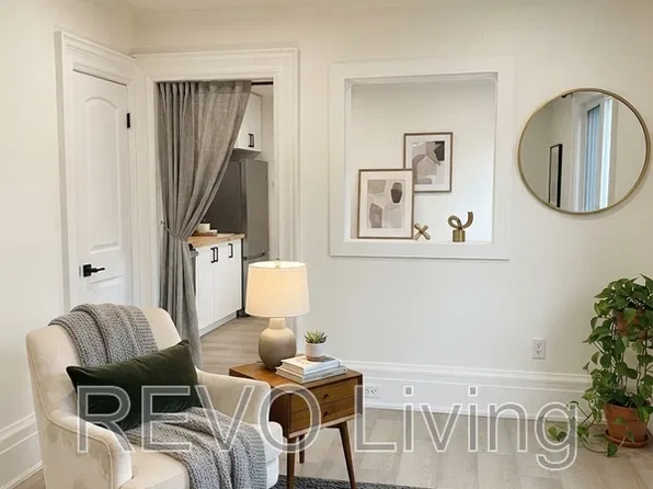 41 Elizabeth St #2, Saint Catharines, ON L2R 2L5