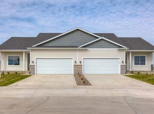 16723 Walnut Meadows Cir, Urbandale, IA 50111