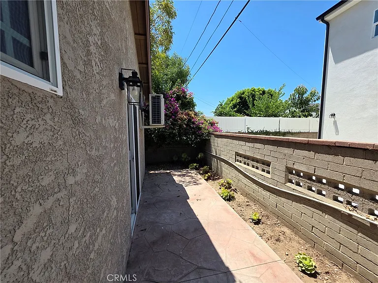 7645 Amestoy Ave — Photo 10