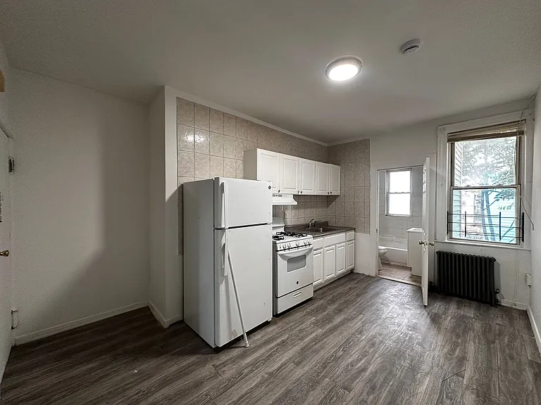 70 Rose Ave #2R — Photo 2