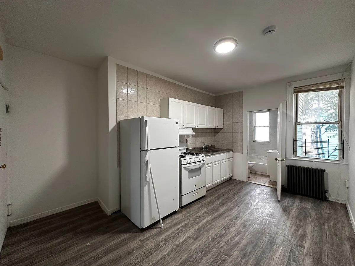 Building Photo - 70 Rose Ave #2R