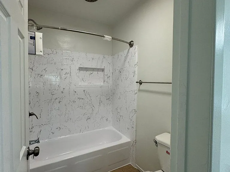15925 Victory Blvd — Photo 15