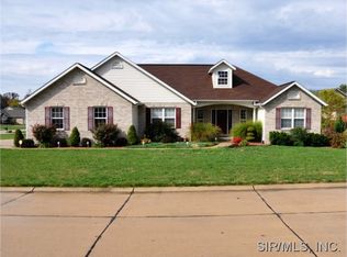 13 Oak Leaf Dr, Maryville, IL 62062