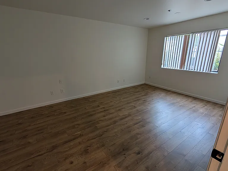 1708 E Glenoaks Blvd — Photo 2
