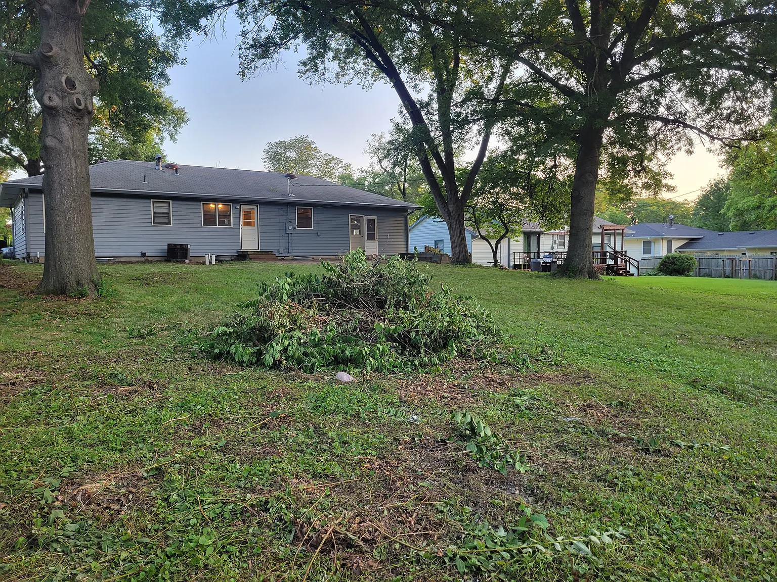 5 bed, 2200 sqft, $2,660 — Photo 2