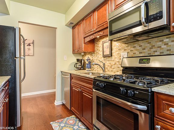 3rd image of 2263 Country Club Dr APT 21