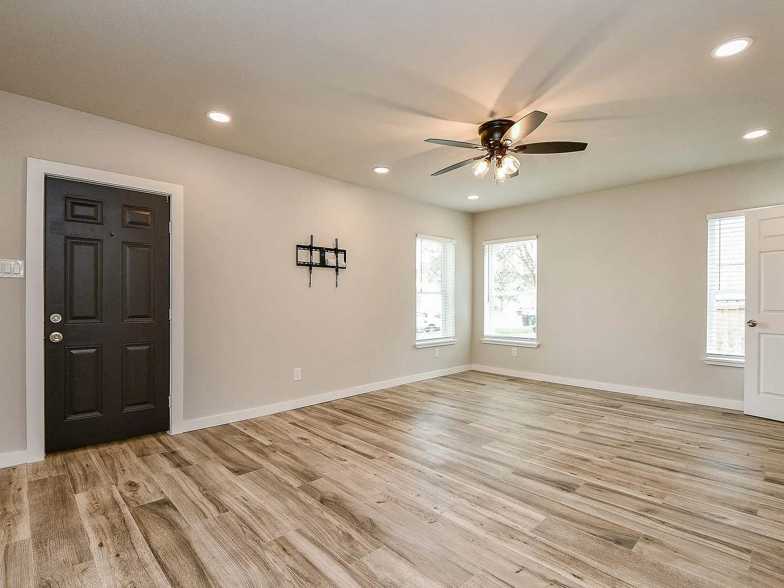 2 bed, 1.0 bath, 2762 sqft, $1,700 — Photo 4