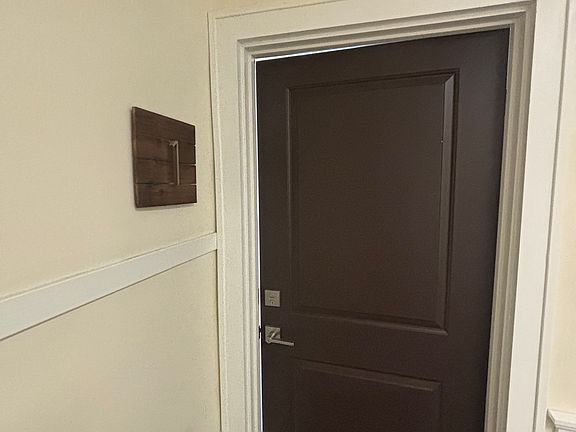 4th image of 237 1/2 E Livingston Ave #1
