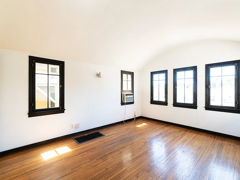 836 Silverlake Blvd — Photo 8