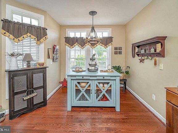 5th image of 1031 Hotchkiss Pl