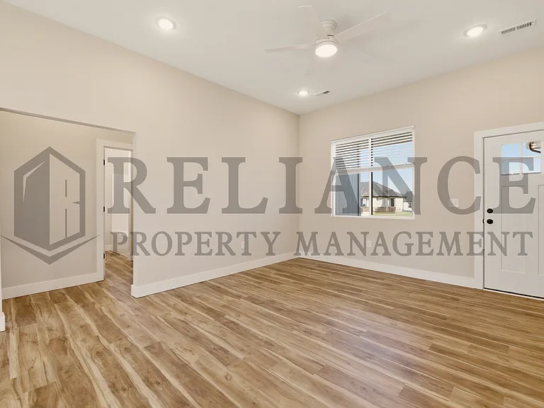 525 E Elmwood St — Photo 11