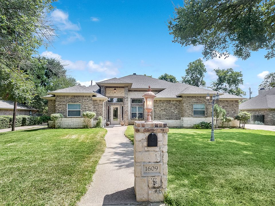 1st image of 1609 Oak Hollow Dr