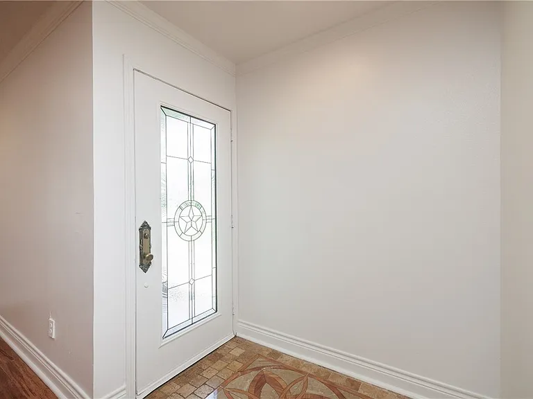 830 Crestview Dr — Photo 5