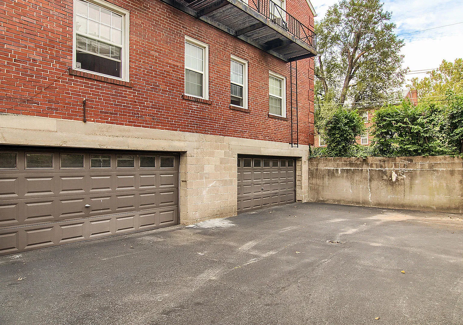 (560) 8161 Whitburn Dr — Photo 2