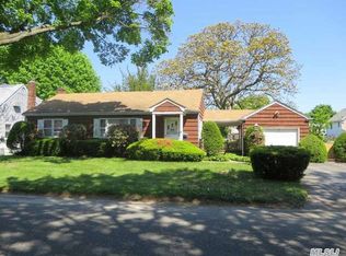125 E 10th St, Huntington Station, NY 11746