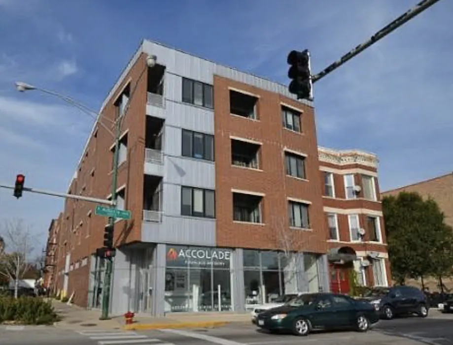 Building Photo - 1356 W Augusta Blvd #401