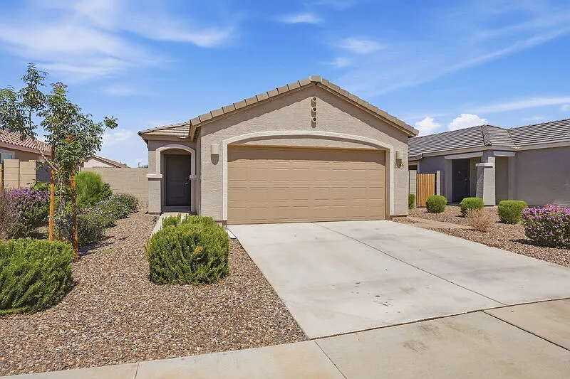 3 bed, 2.0 bath, 1232 sqft, $1,900 — Photo 3