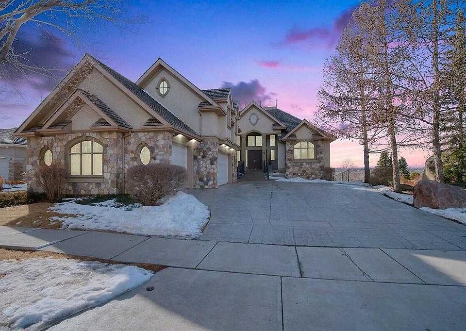 1st image of 8 E Mount Douglas Point SE