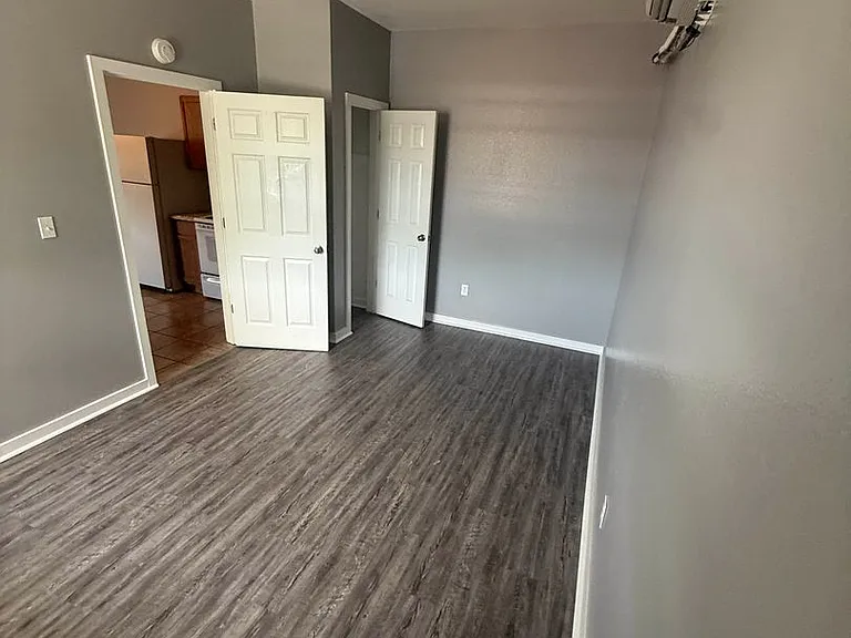112 E Franklin St — Photo 15