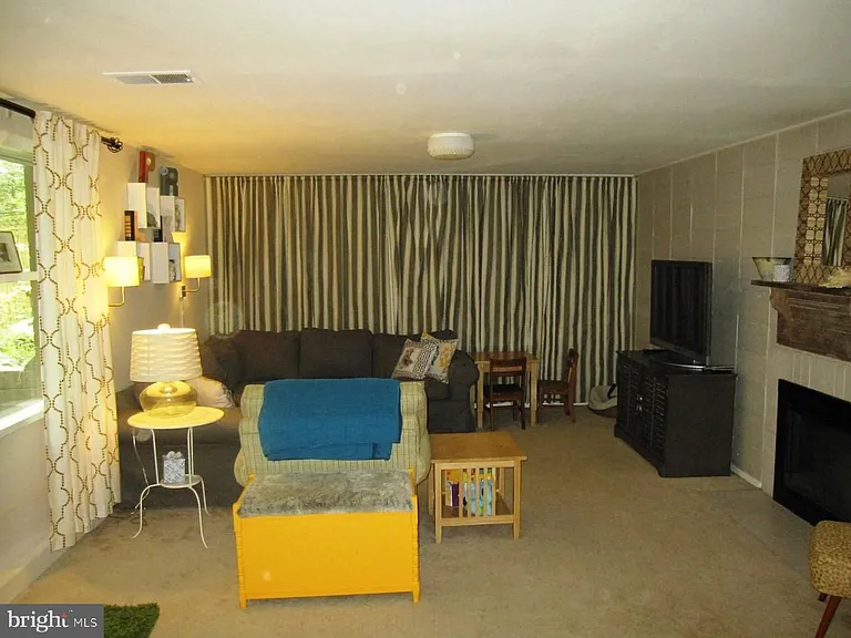 3913 Moss Dr — Photo 6