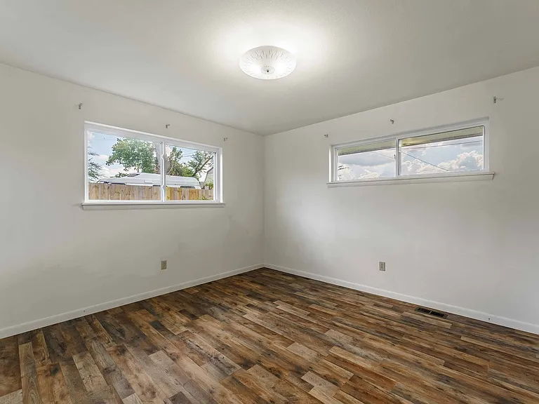 916 S 16th St — Photo 14
